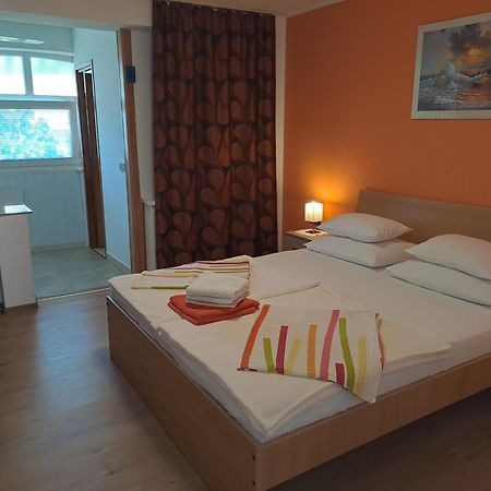 Studio Apartments Maslinik Krk Town Eksteriør billede
