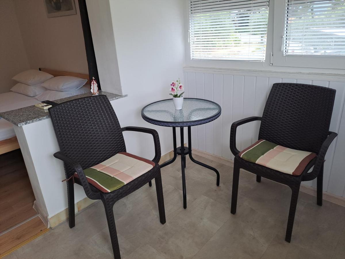 Studio Apartments Maslinik Krk Town Eksteriør billede