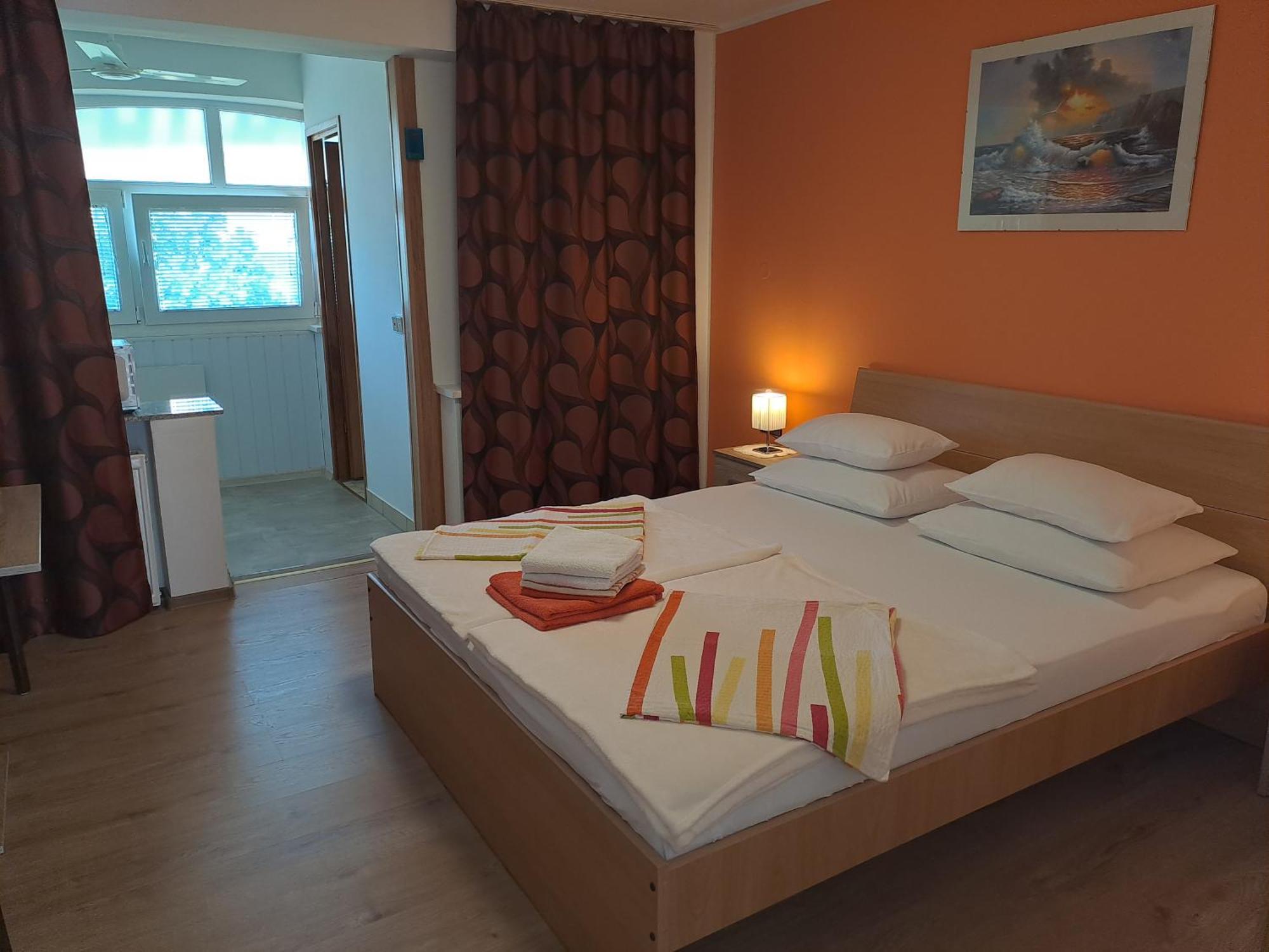 Studio Apartments Maslinik Krk Town Eksteriør billede
